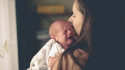 Comprendre le syndrome du bébé secoué : dangers, conséquences et astuces de prévention
