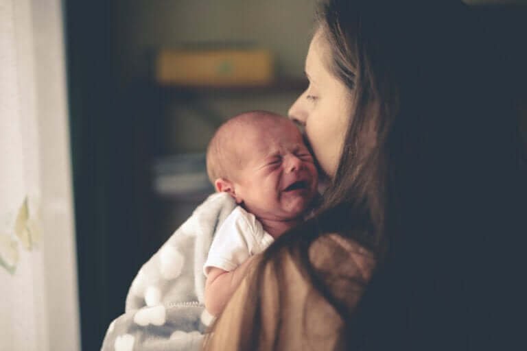 Comprendre le syndrome du bébé secoué : dangers, conséquences et astuces de prévention