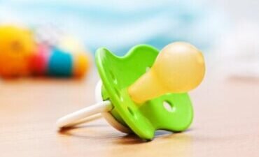Tétine pour bébés : avantages, inconvénients et recommandations essentielles