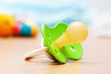 Tétine pour bébés : avantages, inconvénients et recommandations essentielles