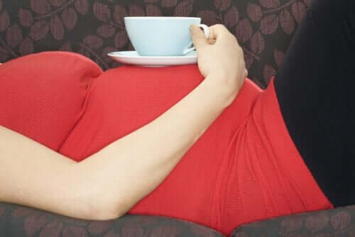 Les risques et avantages du thé vert pendant la grossesse : guide complet pour les futures mamans