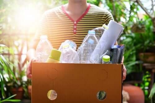 Des travaux manuels créatifs avec des bouteilles en plastique pour enfants