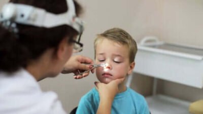 Végétations auriculaires chez les enfants : symptômes et traitements essentiels
