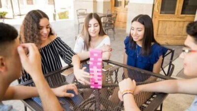 Les jeux à l'adolescence : des bénéfices essentiels pour le développement social et personnel