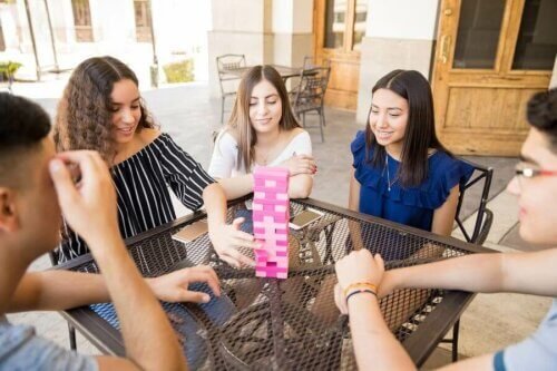 Les jeux à l'adolescence : des bénéfices essentiels pour le développement social et personnel