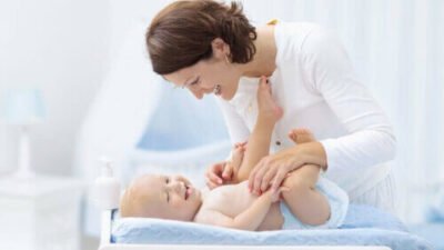 Comment changer une couche de bébé en toute simplicité : guide et astuces essentielles
