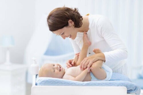 Comment changer une couche de bébé en toute simplicité : guide et astuces essentielles