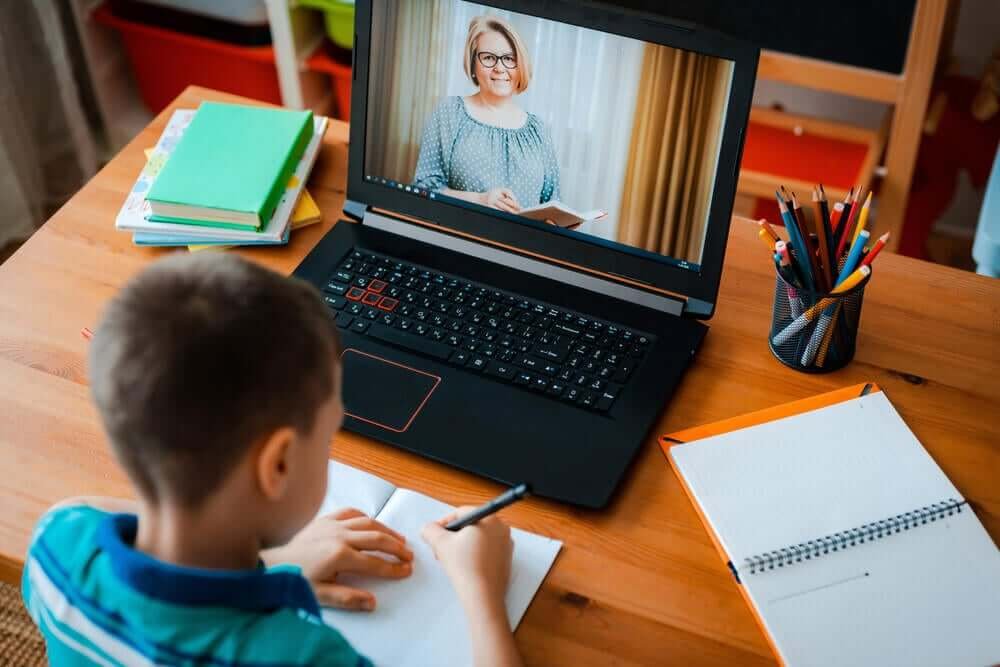 Comment la technologie aide les familles pendant la quarantaine et optimise l'usage des écrans