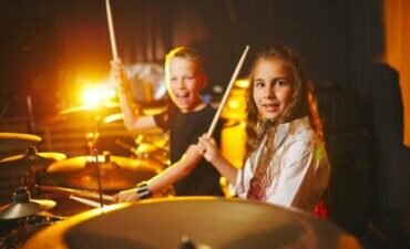 Les avantages d'apprendre à jouer d'un instrument pour les enfants : créativité, confiance et bien-être