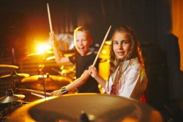 Les avantages d'apprendre à jouer d'un instrument pour les enfants : créativité, confiance et bien-être
