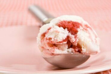 Des glaces maison saines et rafraîchissantes aux fruits d'été pour les enfants