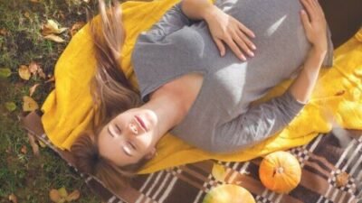 Grossesse en été : comment rester sereine et dynamique durant le dernier trimestre