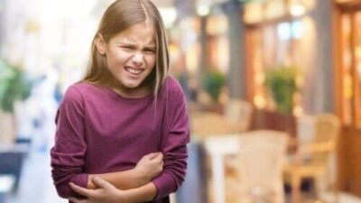 Soulager les douleurs abdominales chez l'enfant : remèdes et conseils pratiques