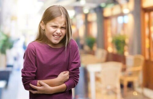 Soulager les douleurs abdominales chez l'enfant : remèdes et conseils pratiques
