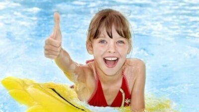 Précautions indispensables pour une journée à la piscine en toute sécurité avec les enfants