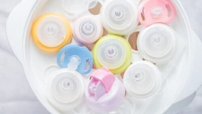 Pourquoi et comment stériliser le biberon de bébé : guide complet