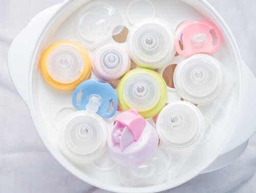 Pourquoi et comment stériliser le biberon de bébé : guide complet